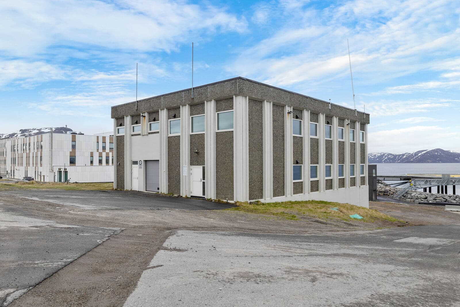 Kransvikveien 19 — fasade på kontor- og lagerbygget ved Nye Hammerfest sykehus